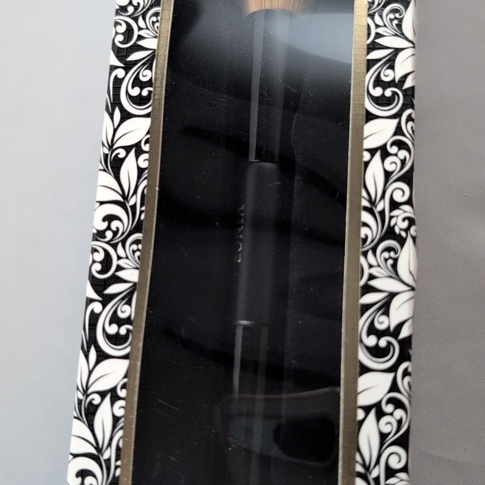 Vince Camuto Luxury Beauty Collection Duo Face Brush Black Handle